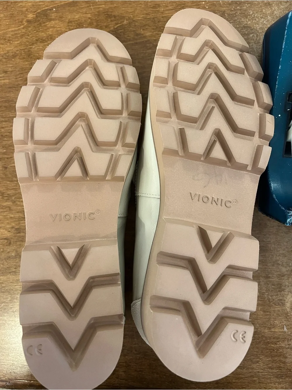 Vionic Kensley Loafer cream with suede heel and lug bottom size 8